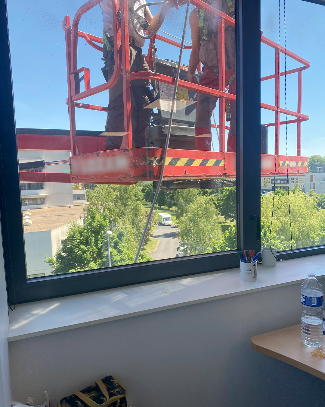 Intervention d'une nacelle pour repérer les fuites sur la façade, situées à plus de 8 mètres de hauteur.
