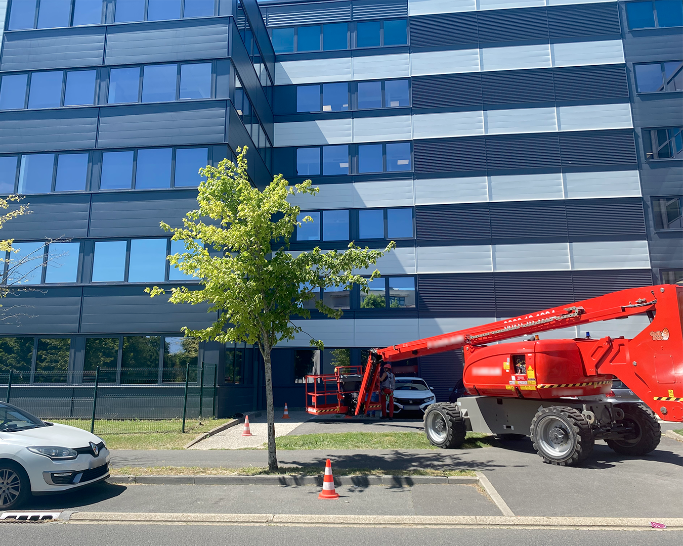 Intervention d'une nacelle pour repérer les fuites sur la façade, situées à plus de 8 mètres de hauteur.