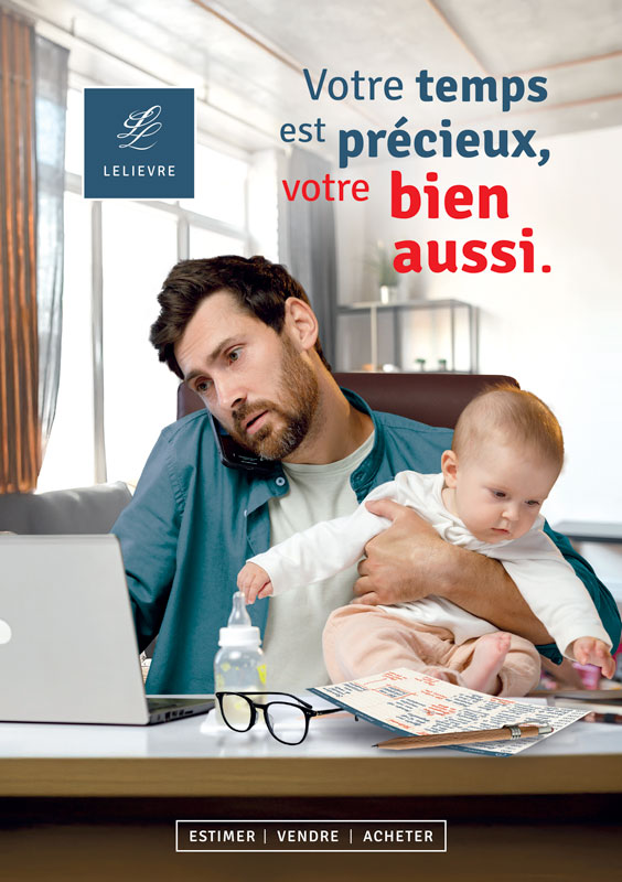 Personne devant son ordinateur pour vendre son bien, mais occupé avec un bébé dans les bras