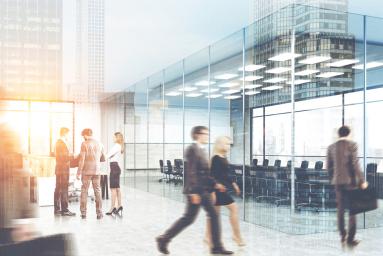 Un homme et une femme traversant un bureau